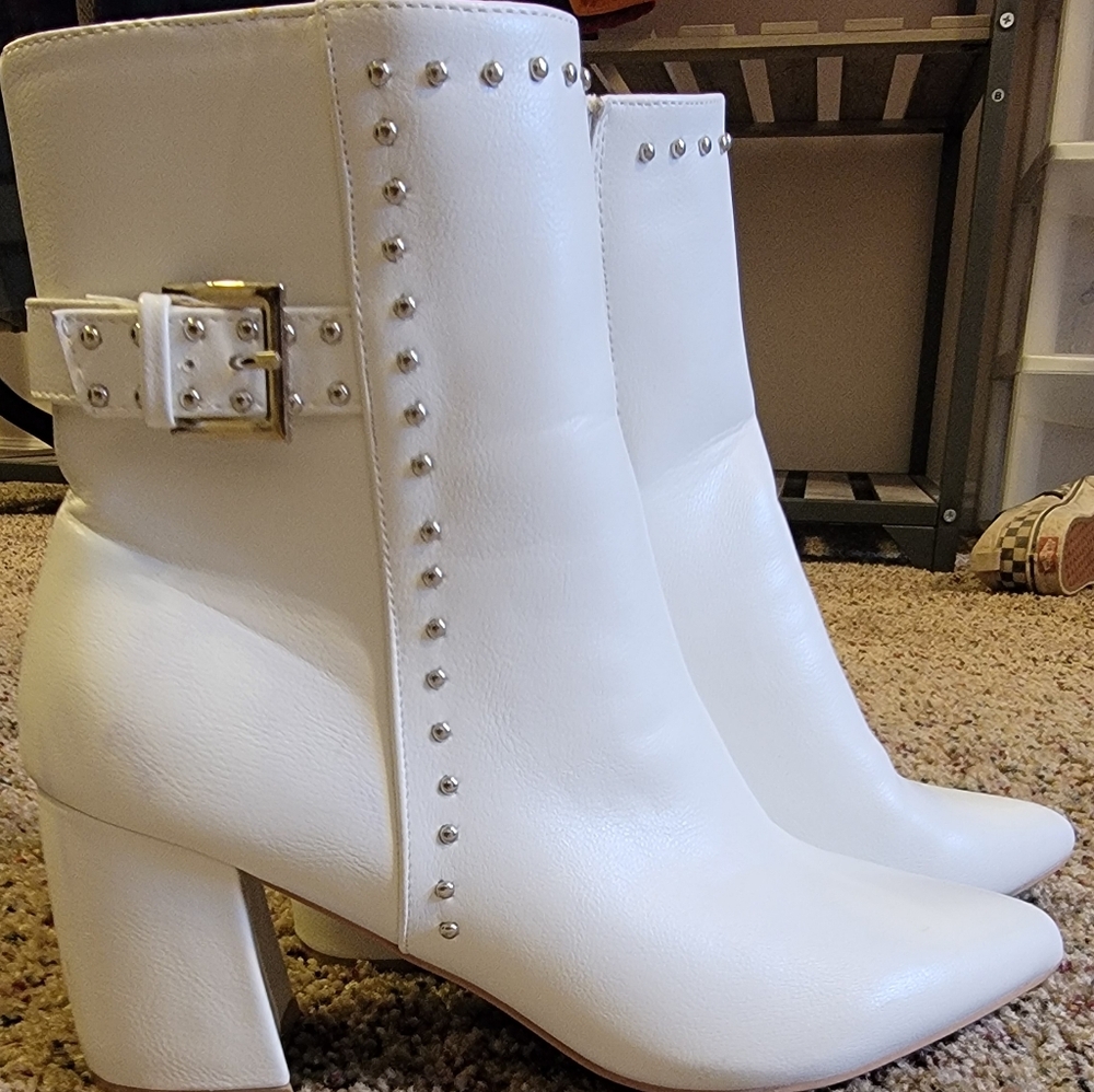 Olivia & Kate White Boots With‎ Studs Side Zipper size 9 NWOT